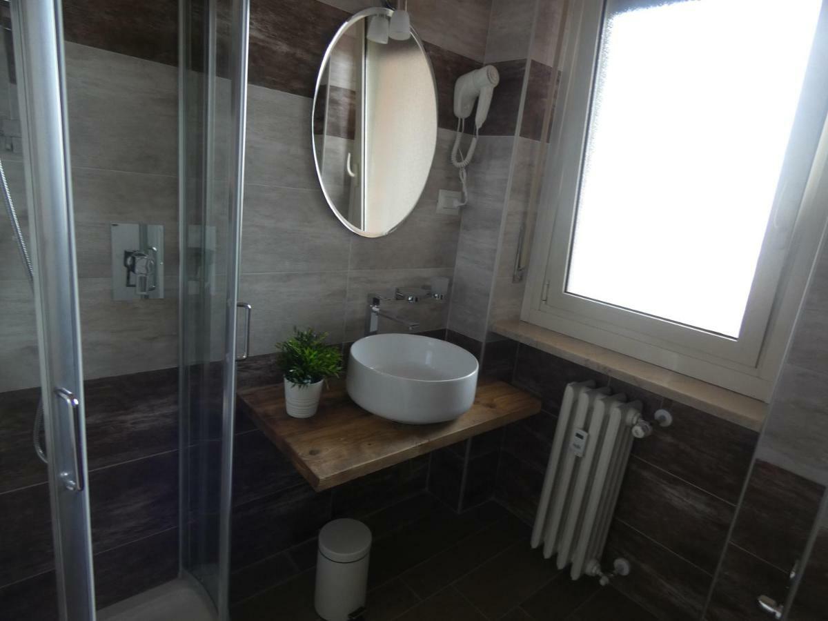 Metro Apartment *