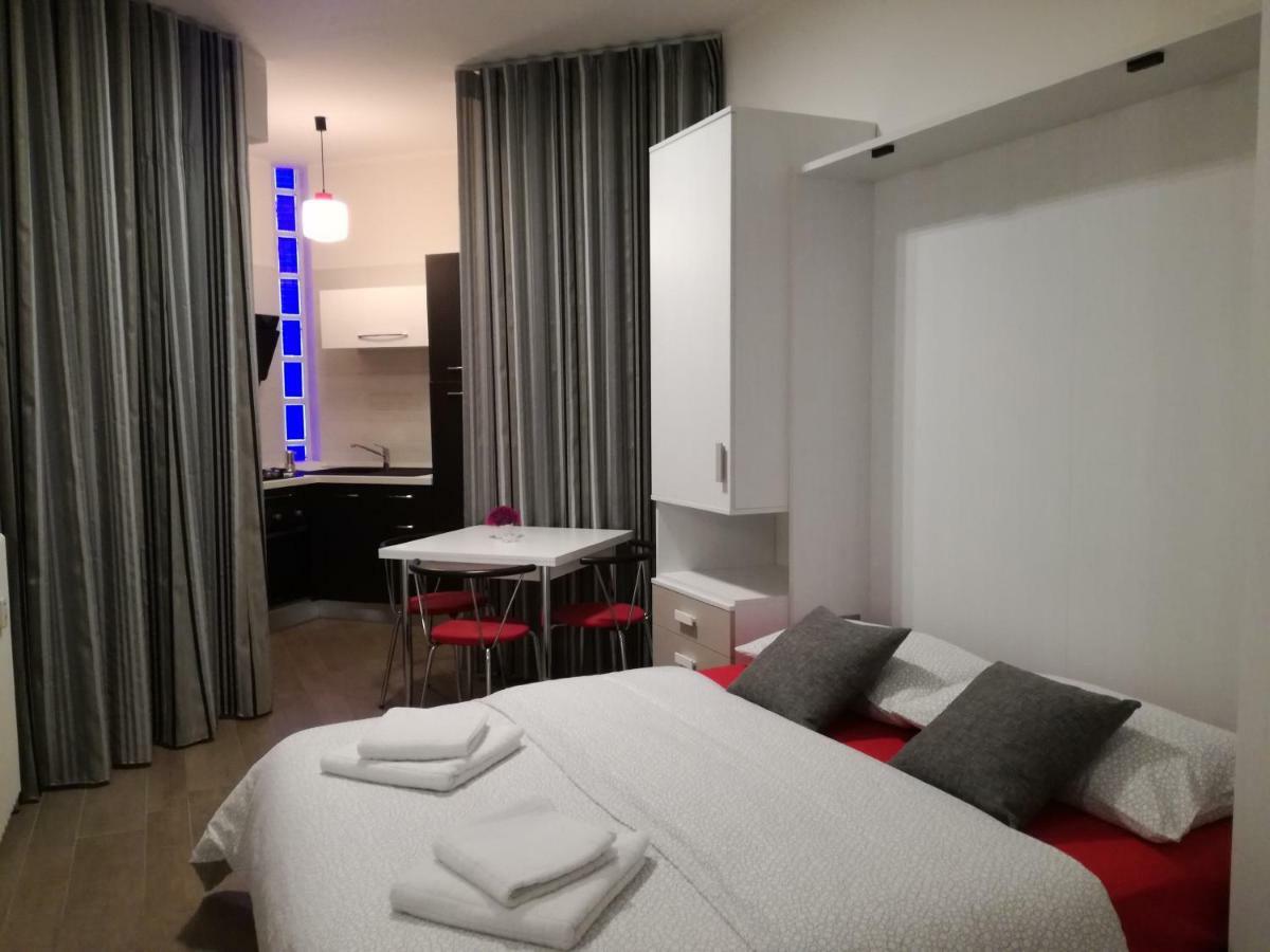 Metro Apartment *